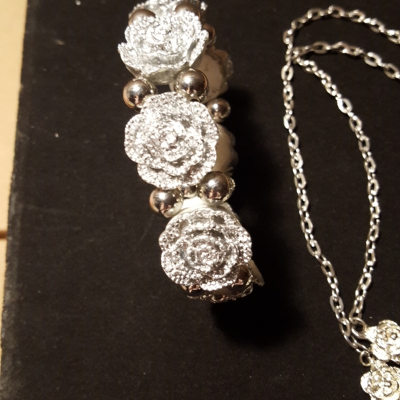 Jewlery bundle - Picture 2 of 7